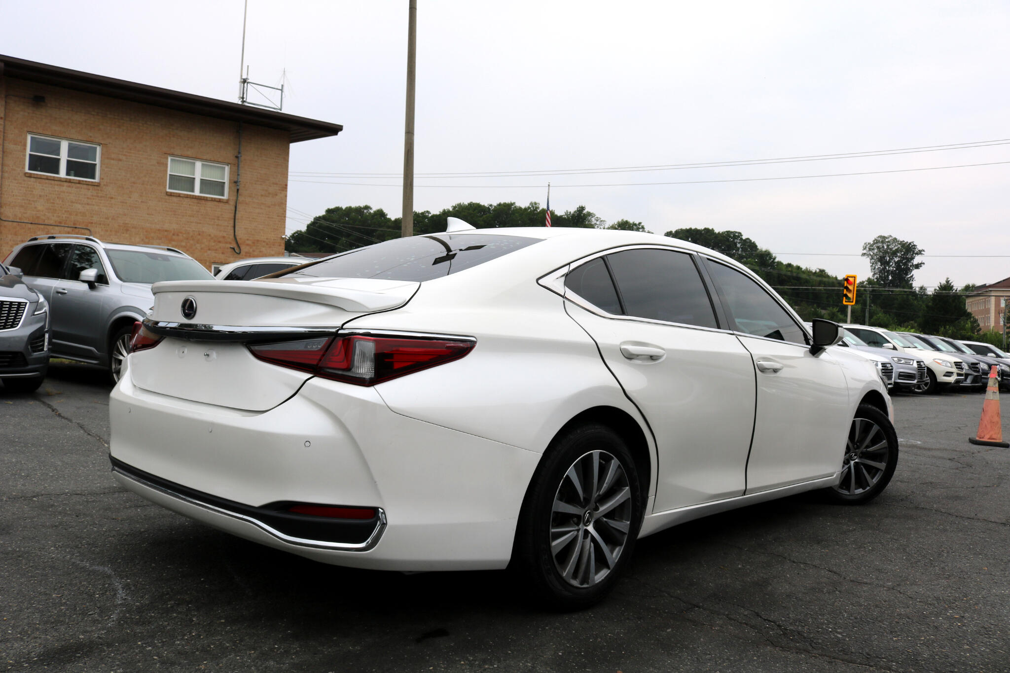 2021 Lexus ES 300h photo 3
