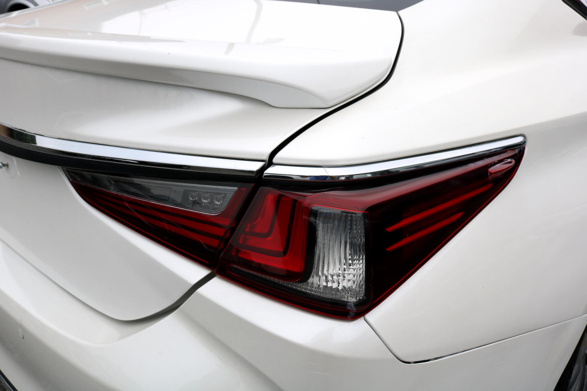 2021 Lexus ES 300h photo 9