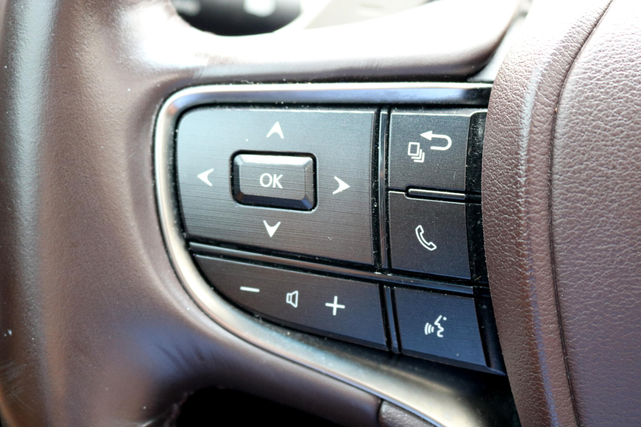 2021 Lexus ES 300h photo 19