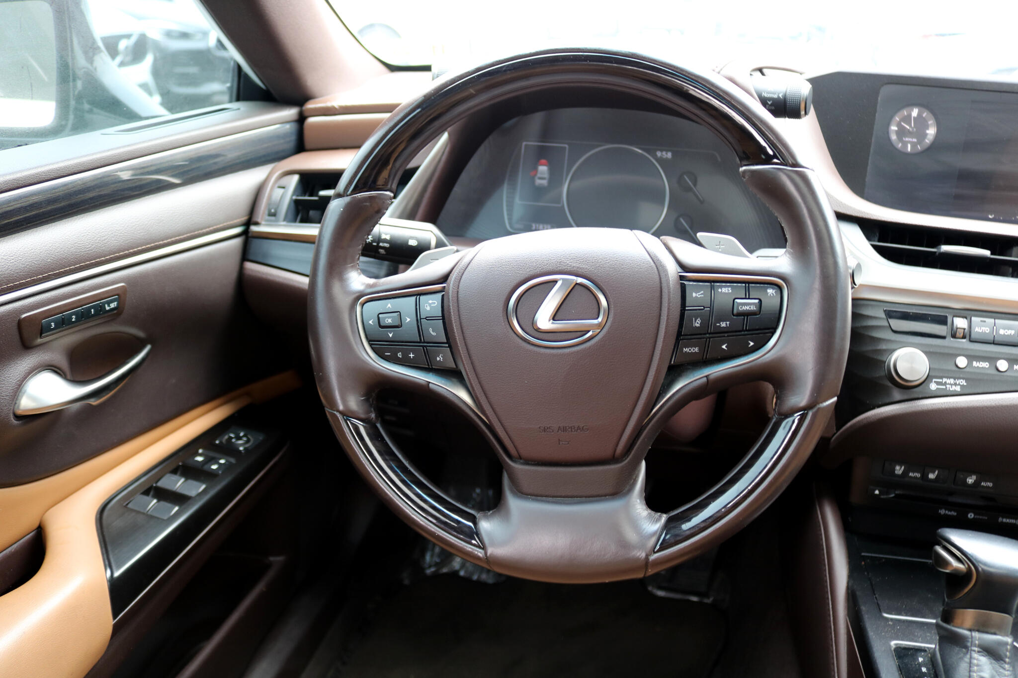 2021 Lexus ES 300h photo 34