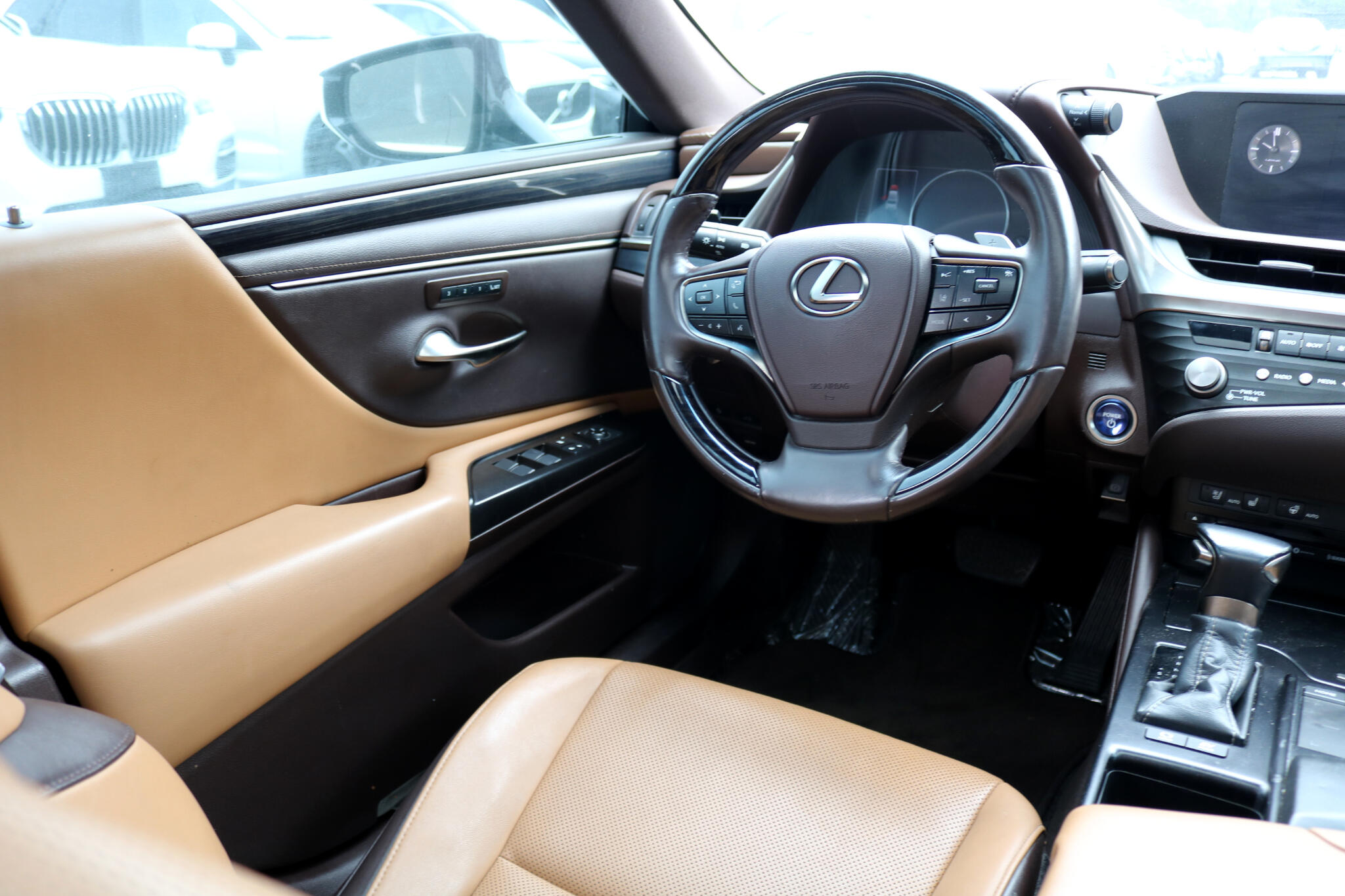 2021 Lexus ES 300h photo 36