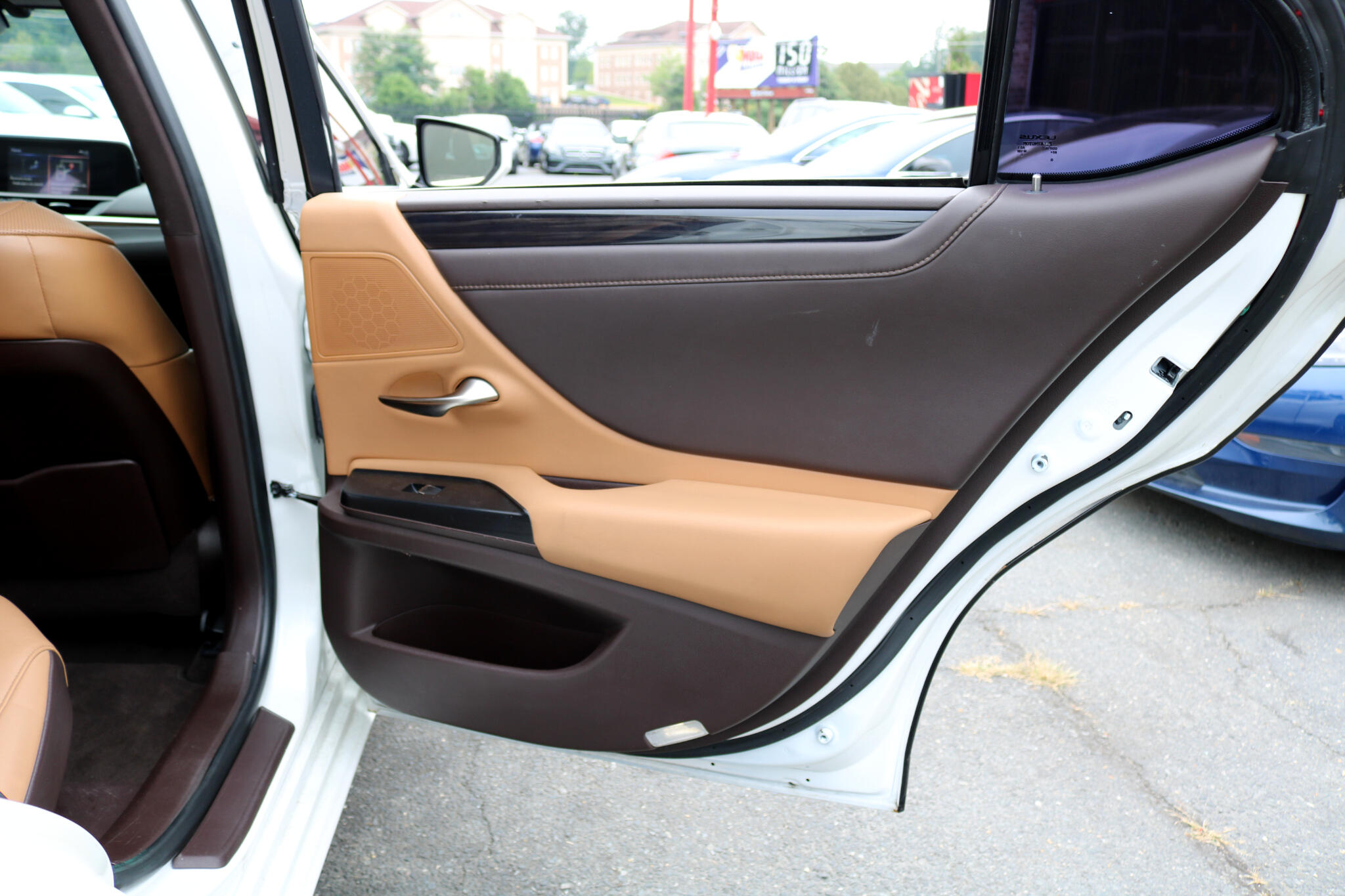 2021 Lexus ES 300h photo 42