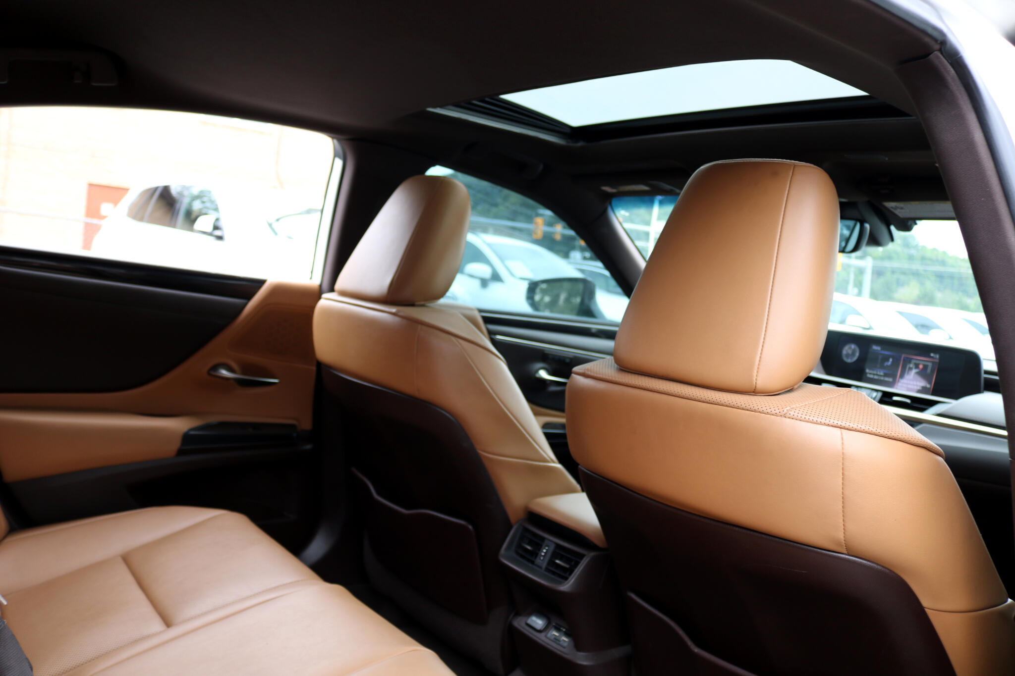 2021 Lexus ES 300h photo 43