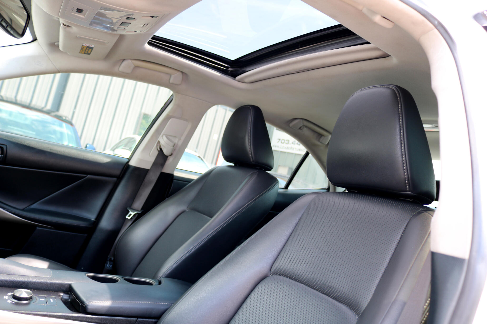 2016 Lexus IS 300 photo 16
