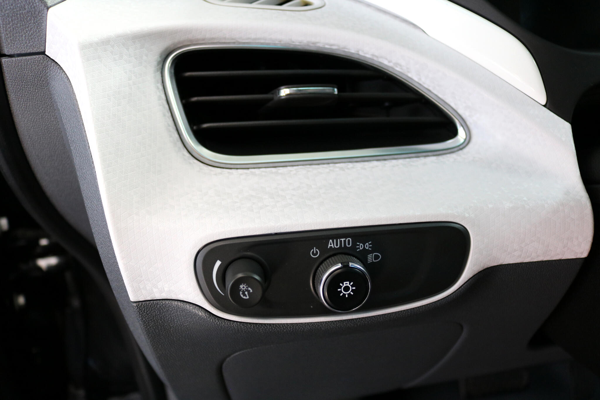 2018 Chevrolet Bolt EV 2LT photo 15