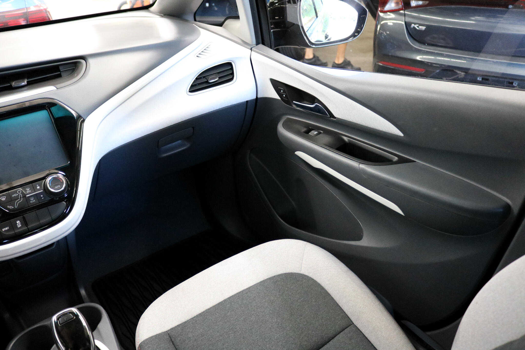 2018 Chevrolet Bolt EV 2LT photo 19