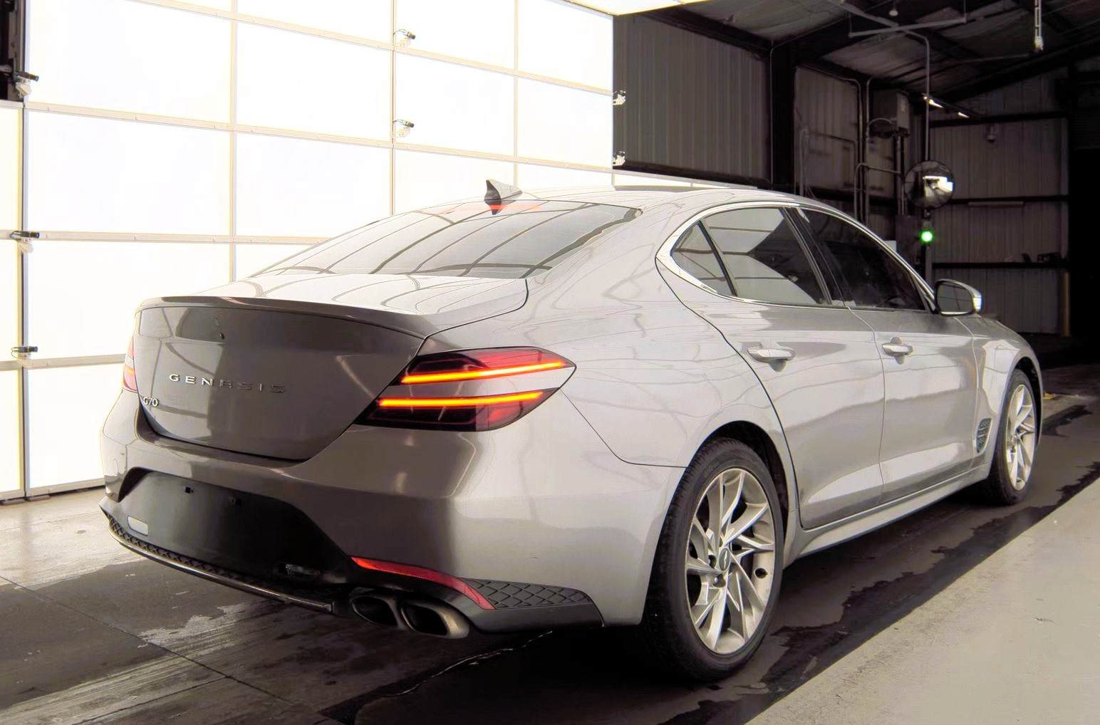 2022 Genesis G70 2.0T Prestige photo 3