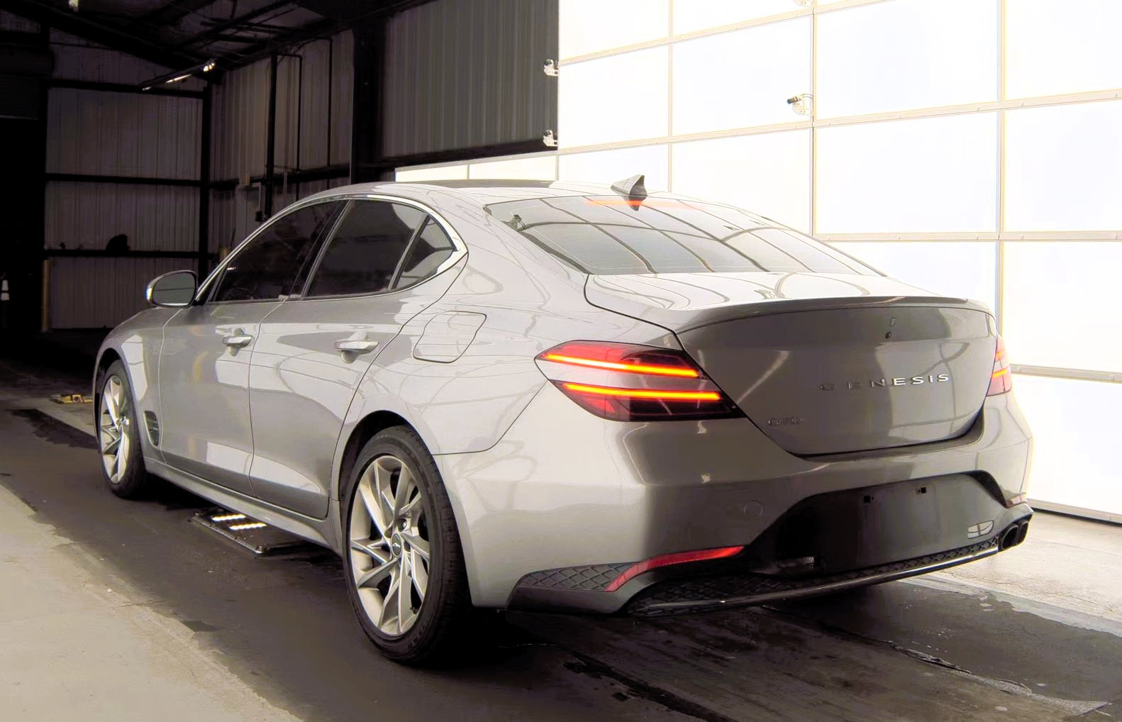 2022 Genesis G70 2.0T Prestige photo 4