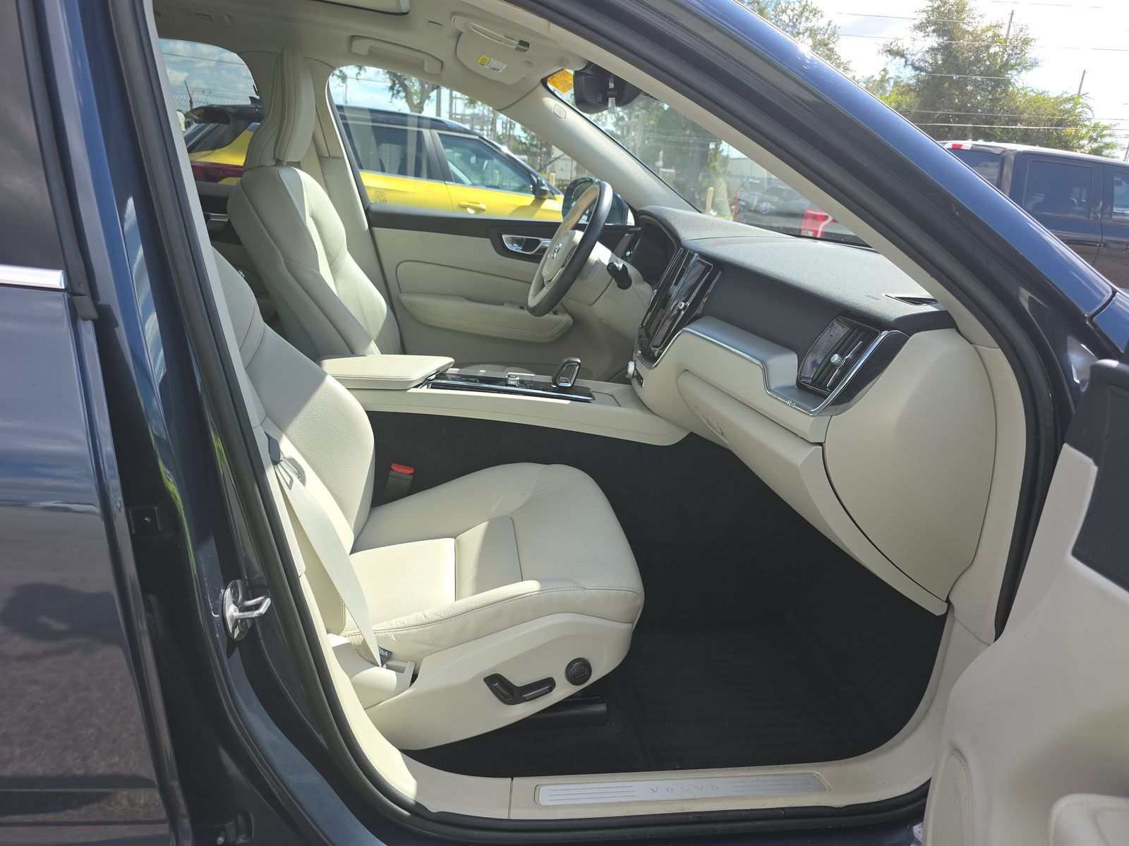 Volvo XC60 B5 FWD Core 2023 Volvo XC60 B5 FWD Core 2023