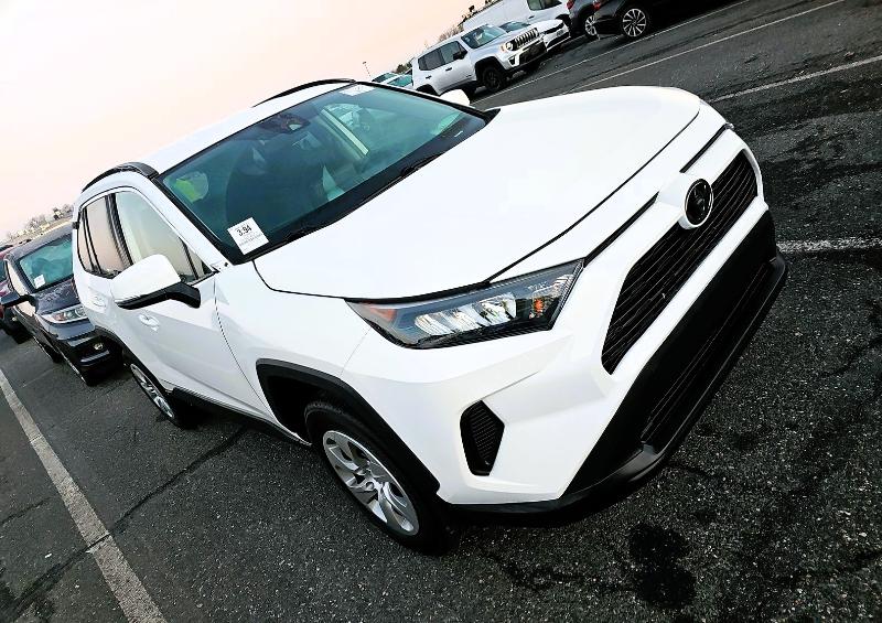 Toyota RAV4 LE FWD (Natl) 2021