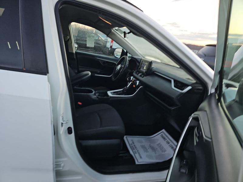 Toyota RAV4 LE FWD (Natl) 2021