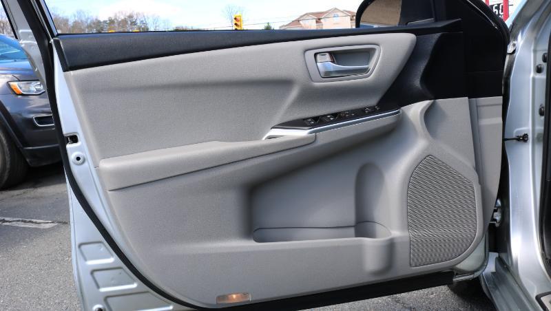 Toyota Camry SE Auto (Natl) 2017