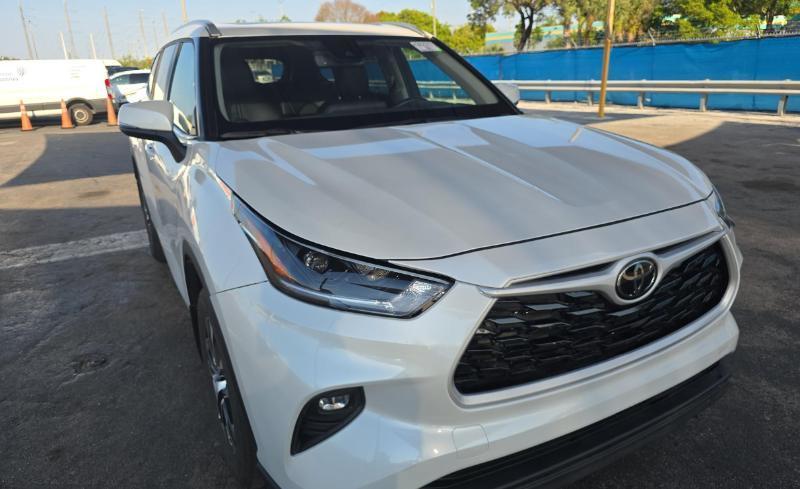 Toyota Highlander XLE Nav AWD V6 2025