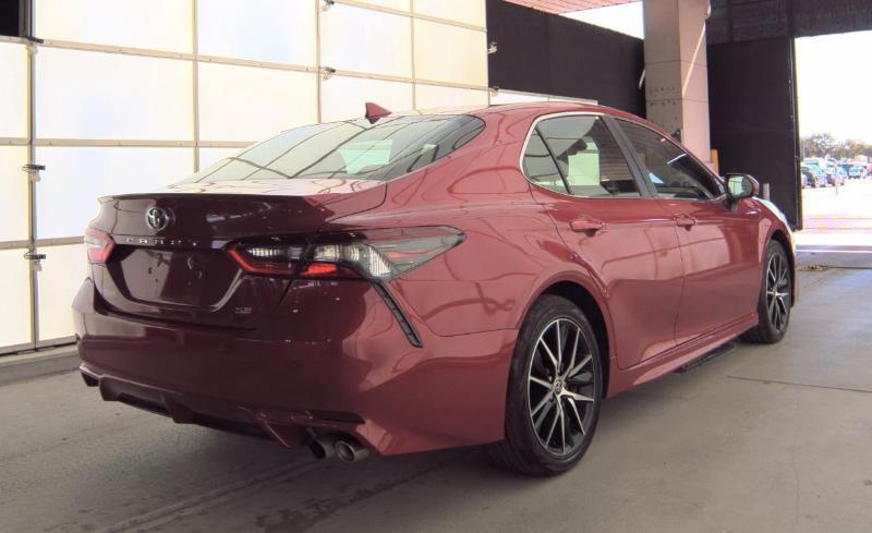 Toyota Camry SE Auto (Natl) 2021