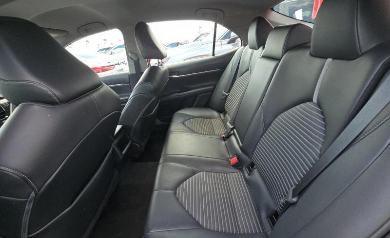 Toyota Camry SE Auto (Natl) 2021