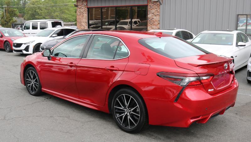Toyota Camry SE Auto (Natl) 2021