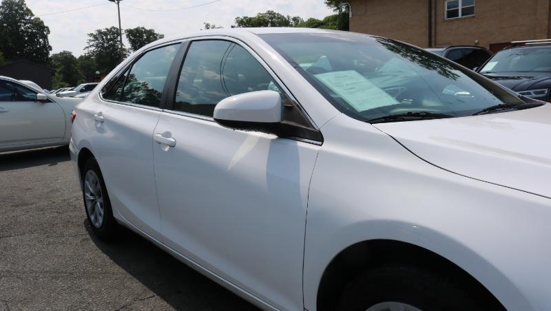 Toyota Camry 4dr Sdn I4 Auto LE (Natl) 2015