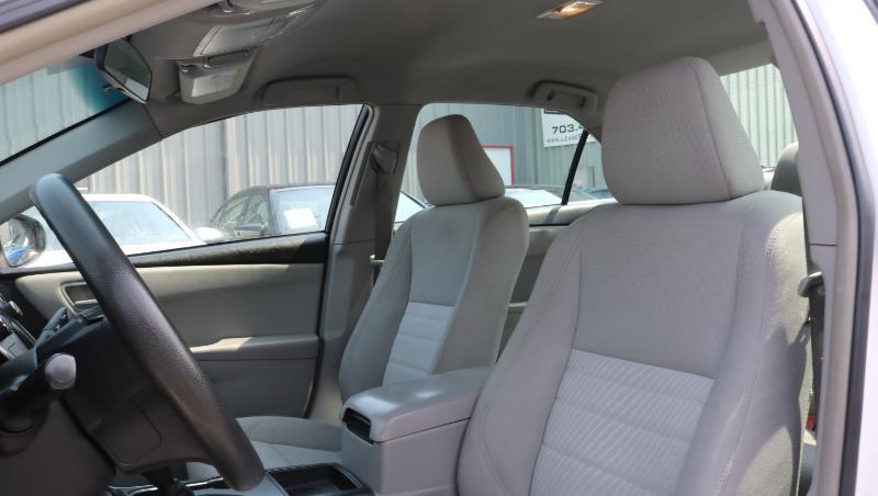 Toyota Camry 4dr Sdn I4 Auto LE (Natl) 2015
