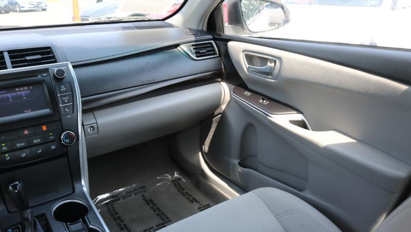 Toyota Camry 4dr Sdn I4 Auto LE (Natl) 2015