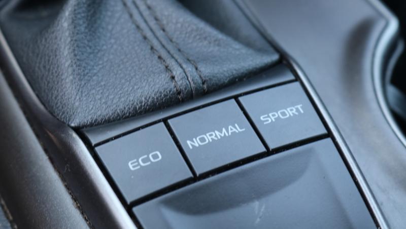 Toyota Camry Hybrid SE Nightshade CVT (Natl) 2023