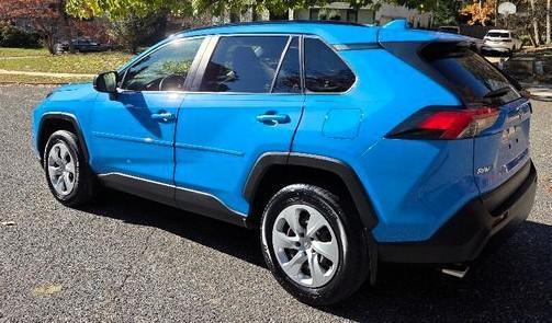 Toyota RAV4 LE FWD (Natl) 2021