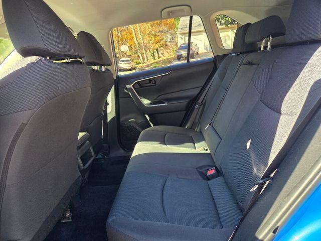 Toyota RAV4 LE FWD (Natl) 2021