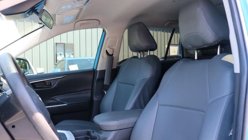 Toyota RAV4 LE FWD (Natl) 2021