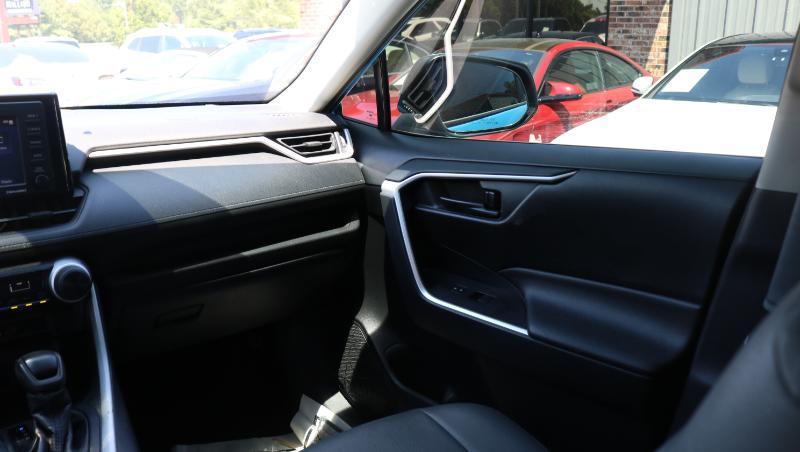 Toyota RAV4 LE FWD (Natl) 2021