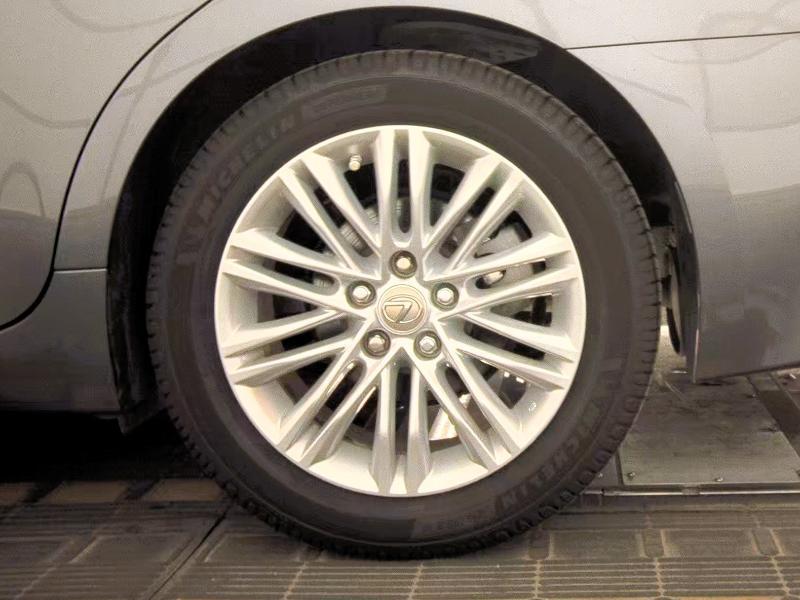 Lexus ES 350 4D Luxury Sedan 2015