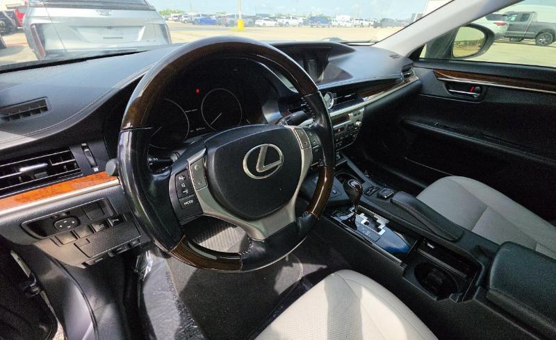 Lexus ES 350 4D Luxury Sedan 2015