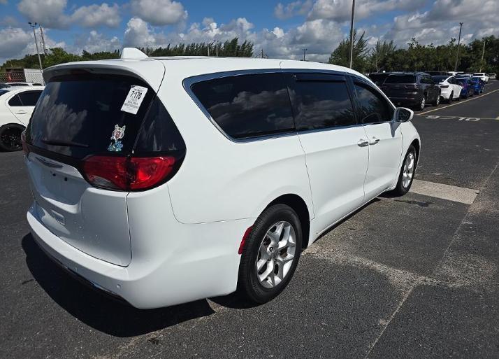 Chrysler Pacifica Touring FWD 2020
