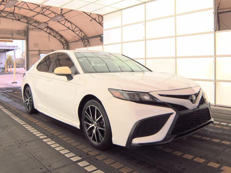 Toyota Camry SE Auto (Natl) 2021