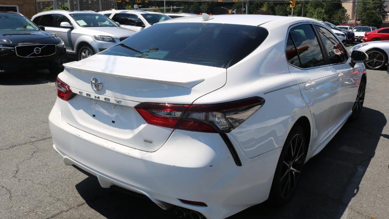 Toyota Camry SE Auto (Natl) 2021