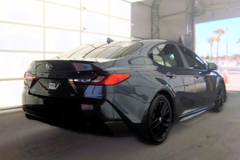 Toyota Camry SE (Natl) 2026