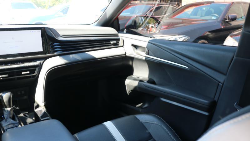 Toyota Camry SE (Natl) 2025