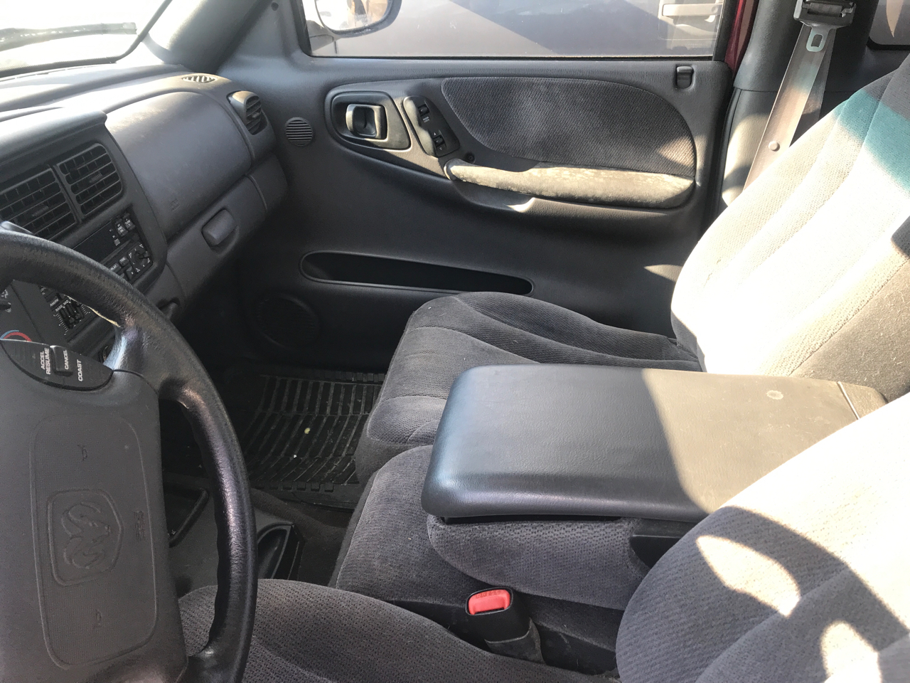 Dodge Dakota Club Cab 131" WB 4WD Base 2000