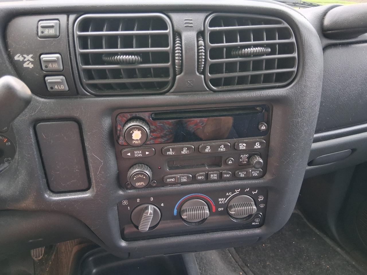 Chevrolet S-10 Crew Cab 123" WB 4WD LS 2004