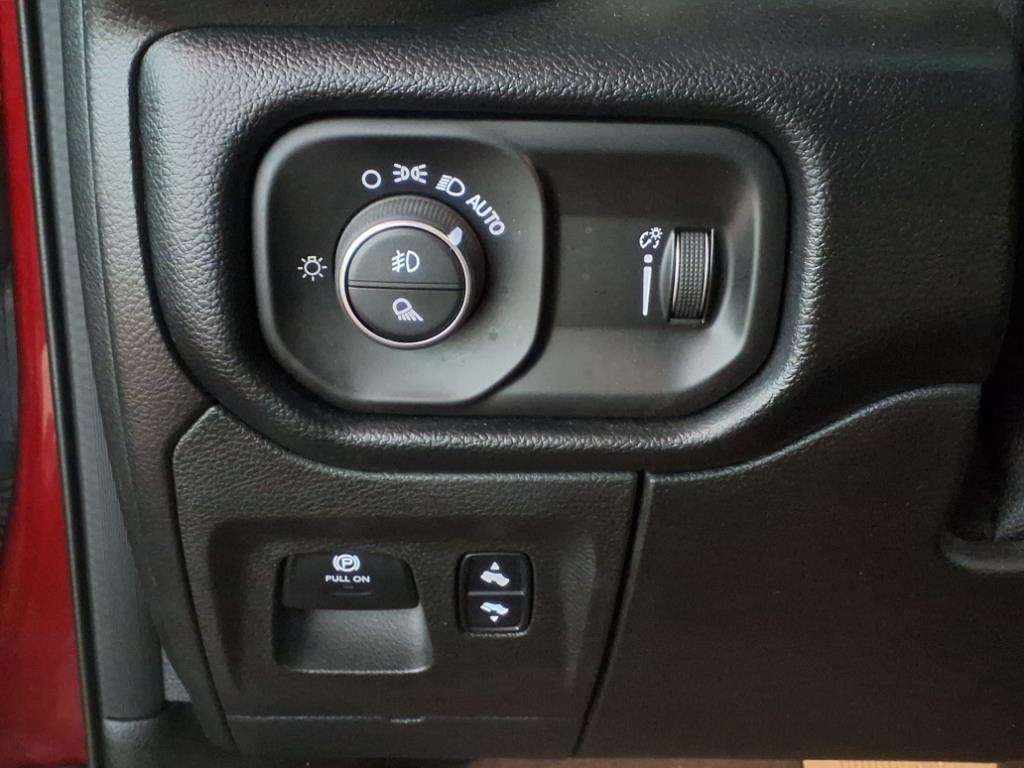 RAM 1500 Big Horn 4x4 Crew Cab 5'7" Box 2020 RAM 1500 Big Horn 4x4 Crew Cab 5'7" Box 2020