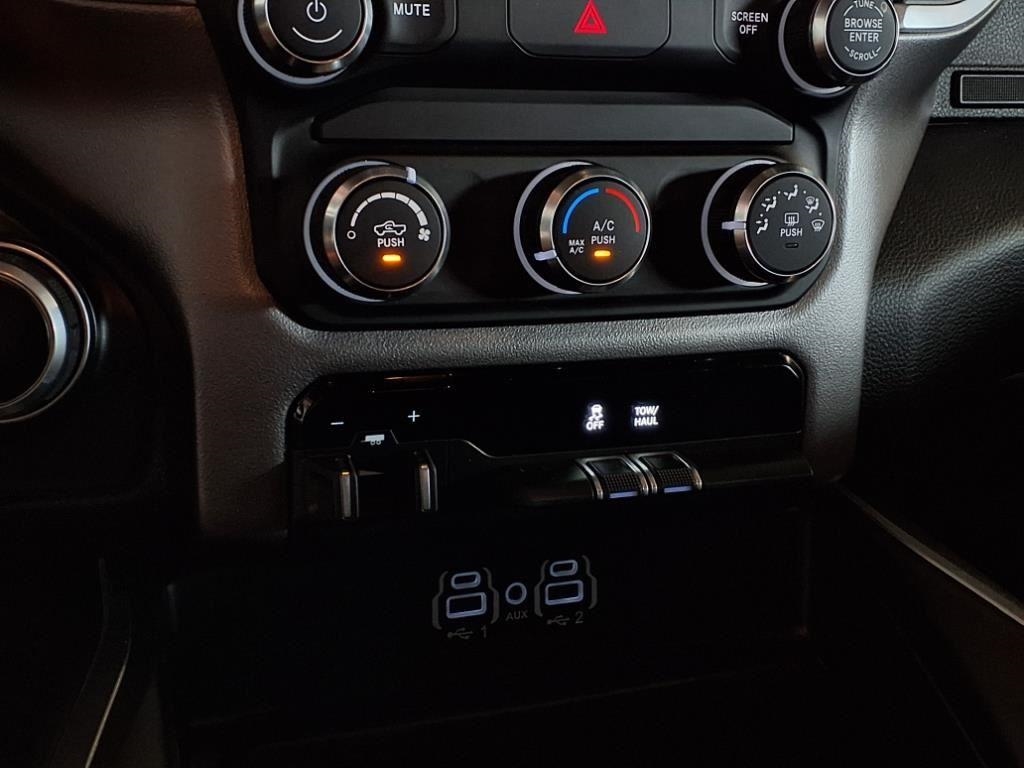 RAM 1500 Big Horn 4x4 Crew Cab 5'7" Box 2020 RAM 1500 Big Horn 4x4 Crew Cab 5'7" Box 2020