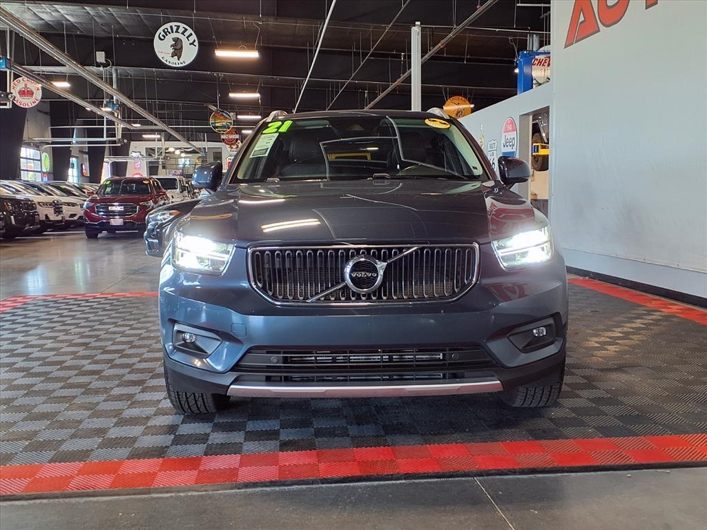 2021 Volvo XC40 Momentum photo 2