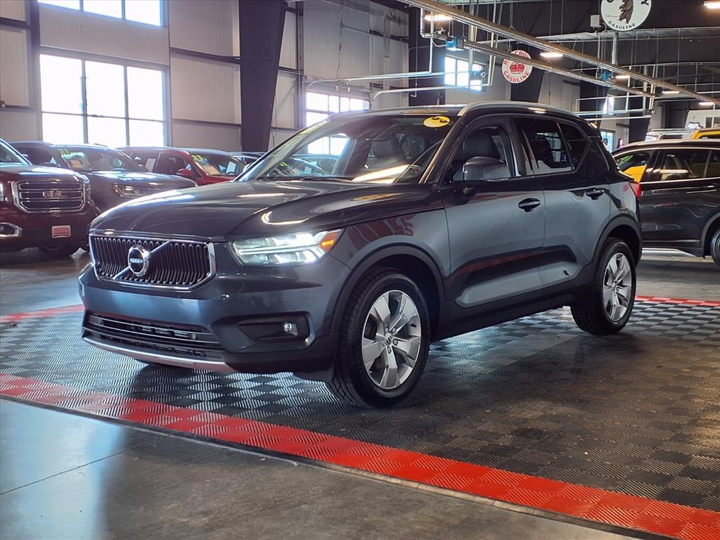 2021 Volvo XC40 Momentum photo 3