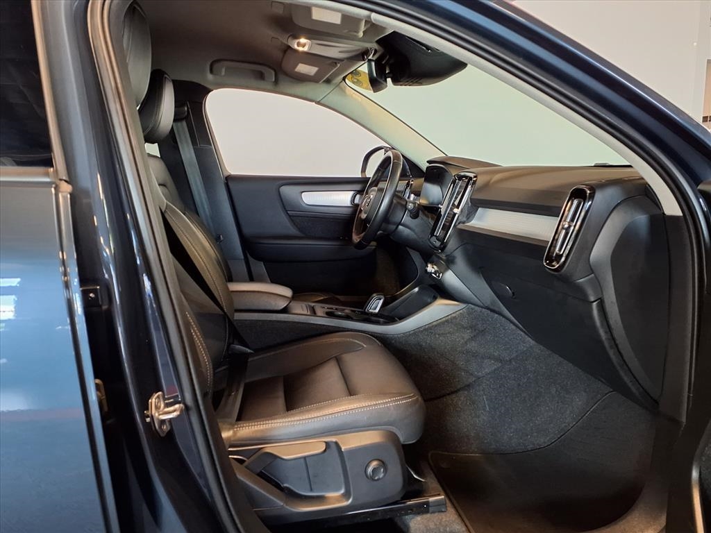 2021 Volvo XC40 Momentum photo 11