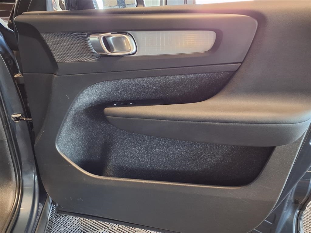 2021 Volvo XC40 Momentum photo 12