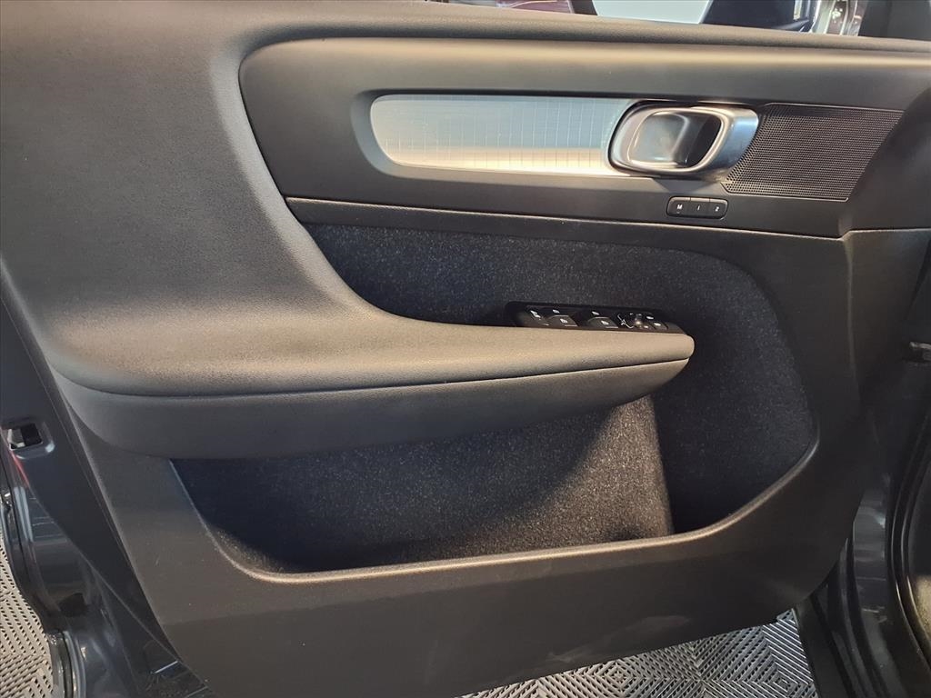 2021 Volvo XC40 Momentum photo 16
