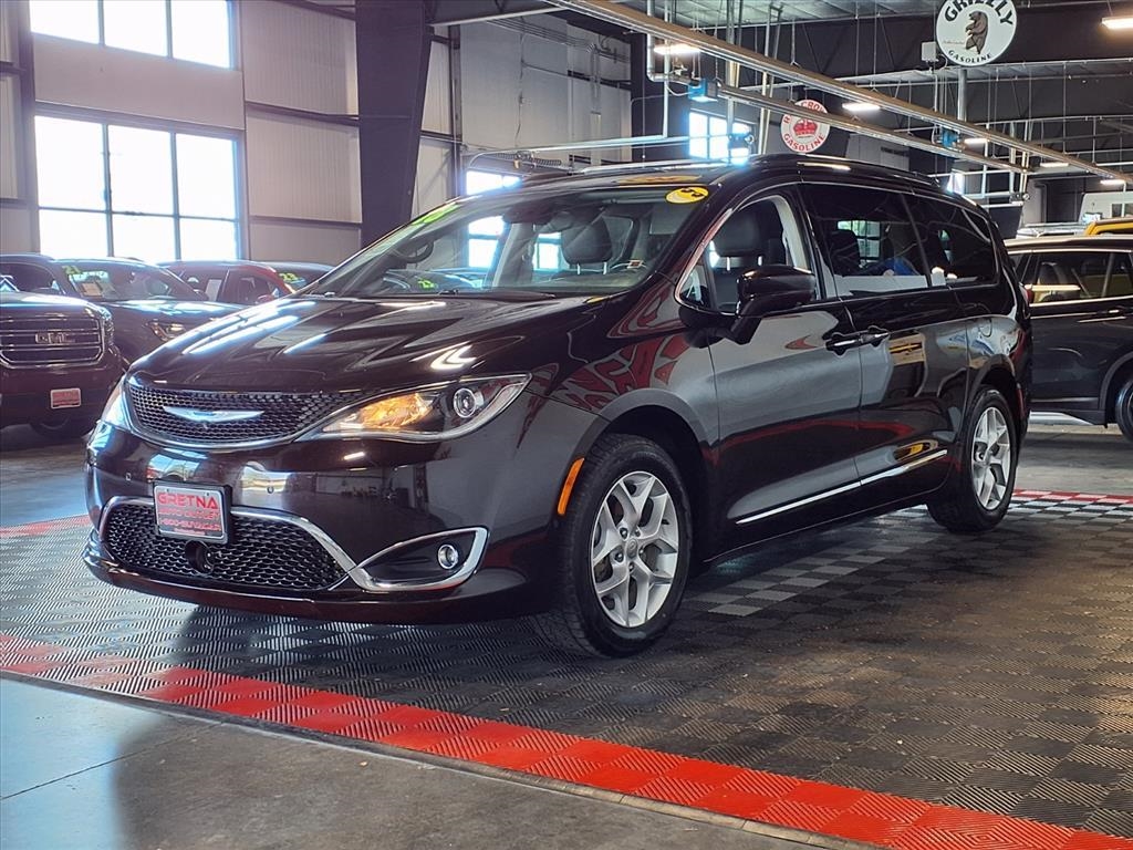 2018 Chrysler Pacifica Touring L photo 2