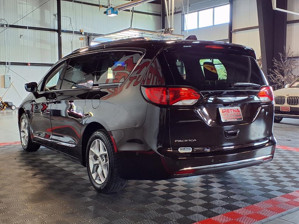 2018 Chrysler Pacifica Touring L photo 3