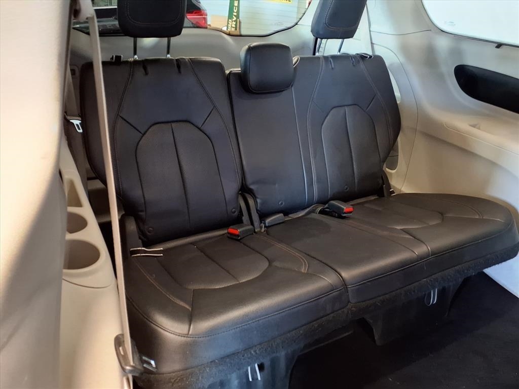 2018 Chrysler Pacifica Touring L photo 9