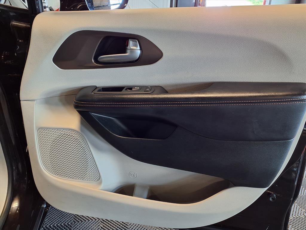 2018 Chrysler Pacifica Touring L photo 10