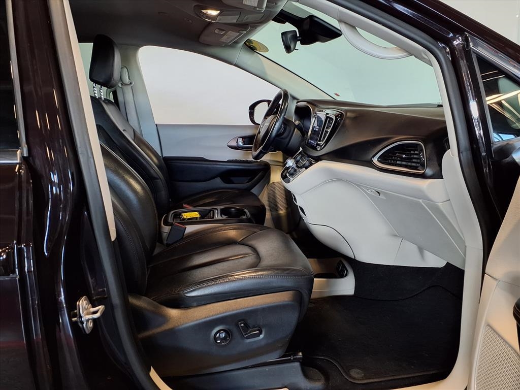 2018 Chrysler Pacifica Touring L photo 11