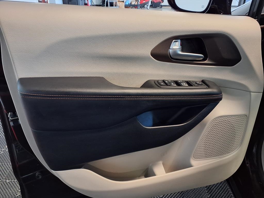 2018 Chrysler Pacifica Touring L photo 14